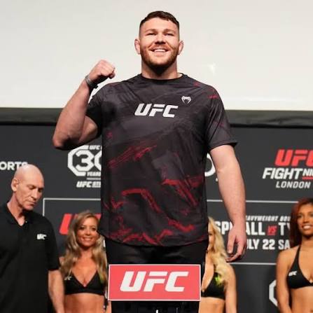 Mick Parkin on the scales at a UFC Fight Night London weigh-in